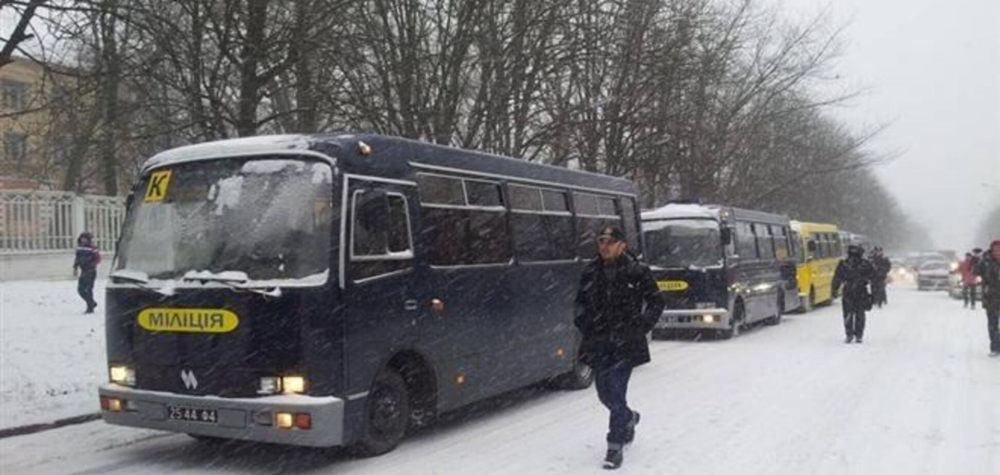 Автобуси з внутрішніми військами вже заїхали в Київ