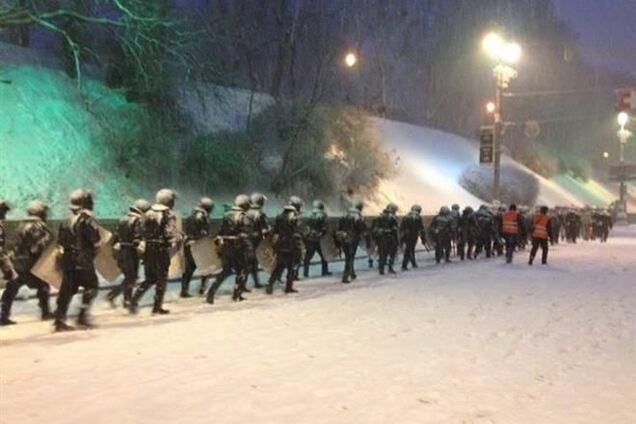 Работников Минздрава заблокировали в Мариинском парке