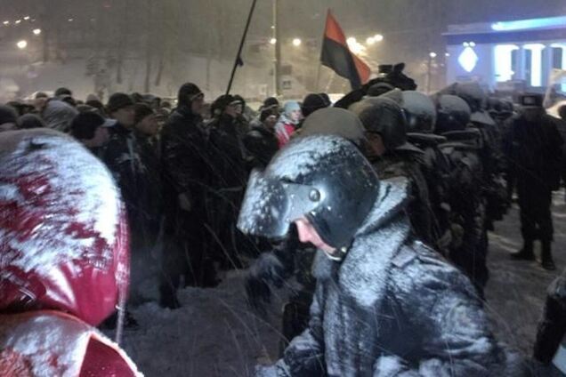 Милиция оттеснила евромайдановцев от Кабмина