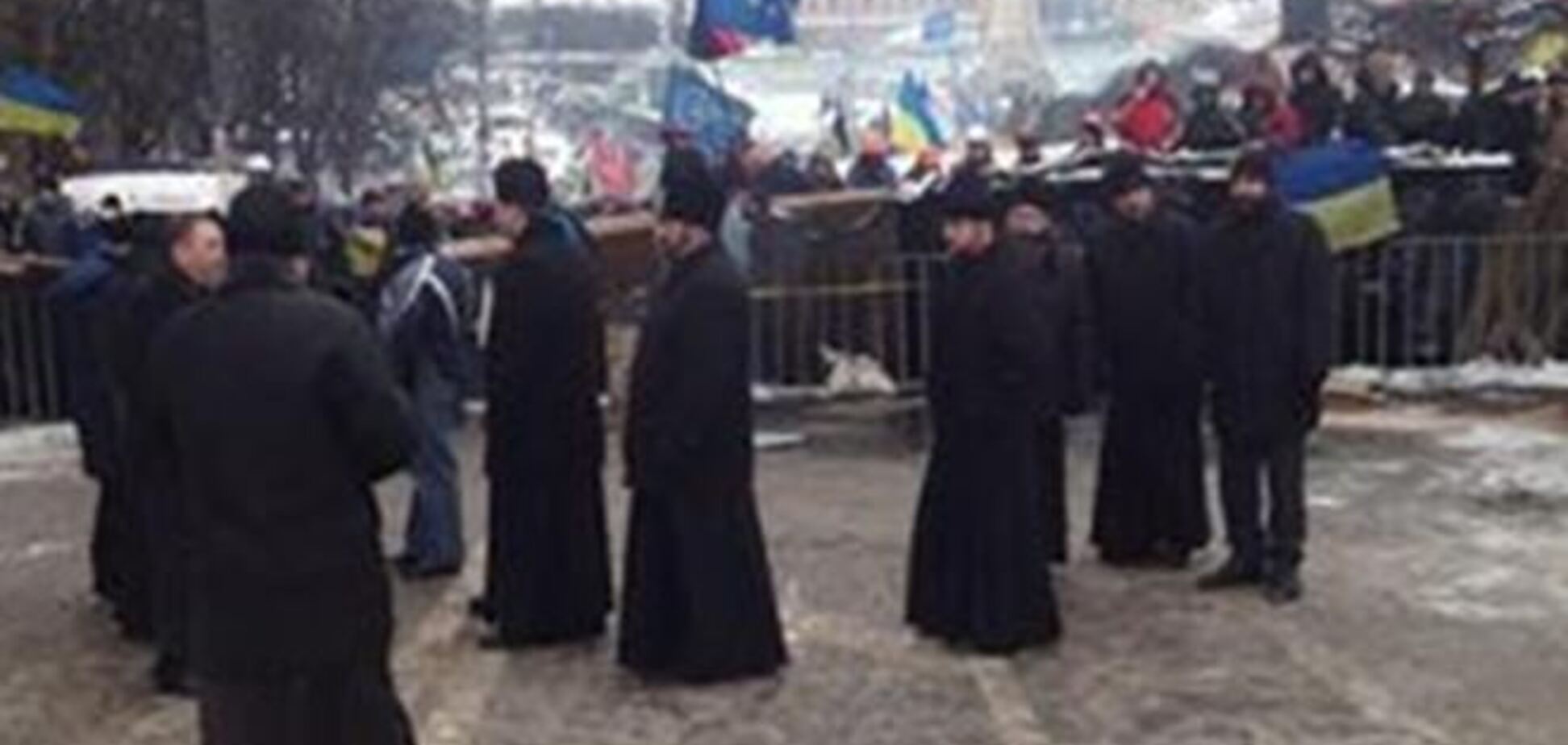 Штаб Евромайдана призывает священников защитить людей