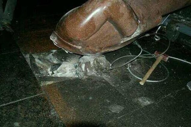 В милиции заявили, что за снос Ленина пока никого не задерживали