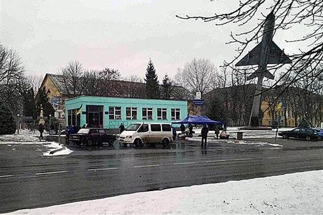 В Василькове 'беркутовцы' сметают автомобили пикетчиков