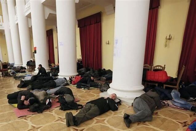 В КГГА ночуют все больше евромайдановцев