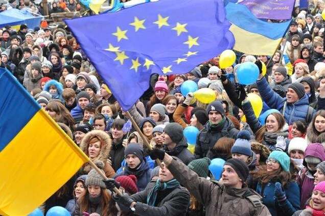 Евромайдановцы начинают собираться у баррикад