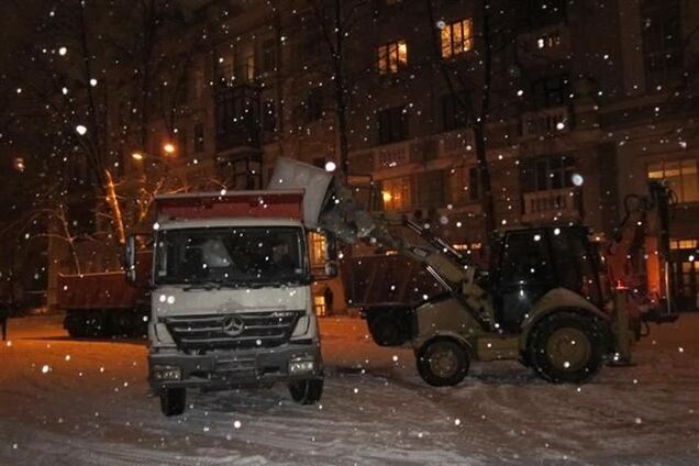 Водителям под давлением митингующих пришлось убрать спецтехнику
