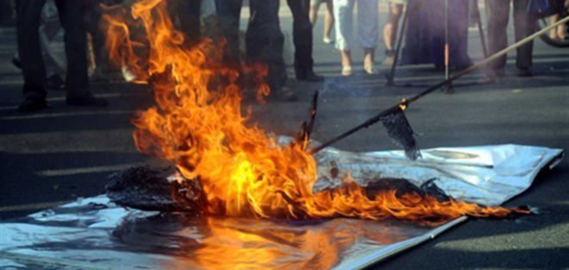 У Сімферополі публічно спалили прапор Євросоюзу