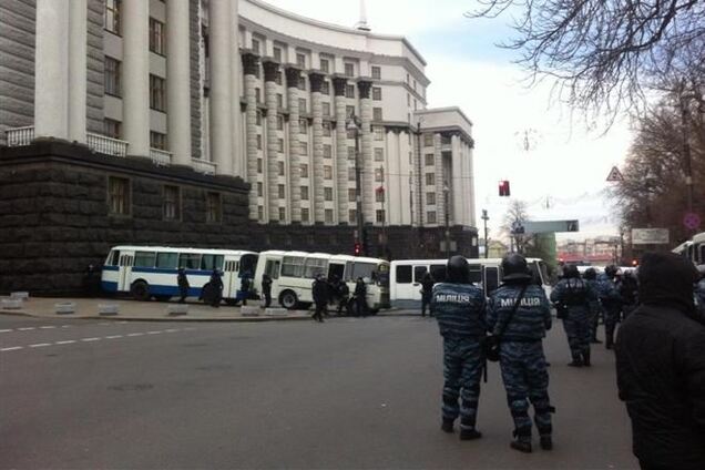 Пикетчики не пропускают работников Кабмина в здание