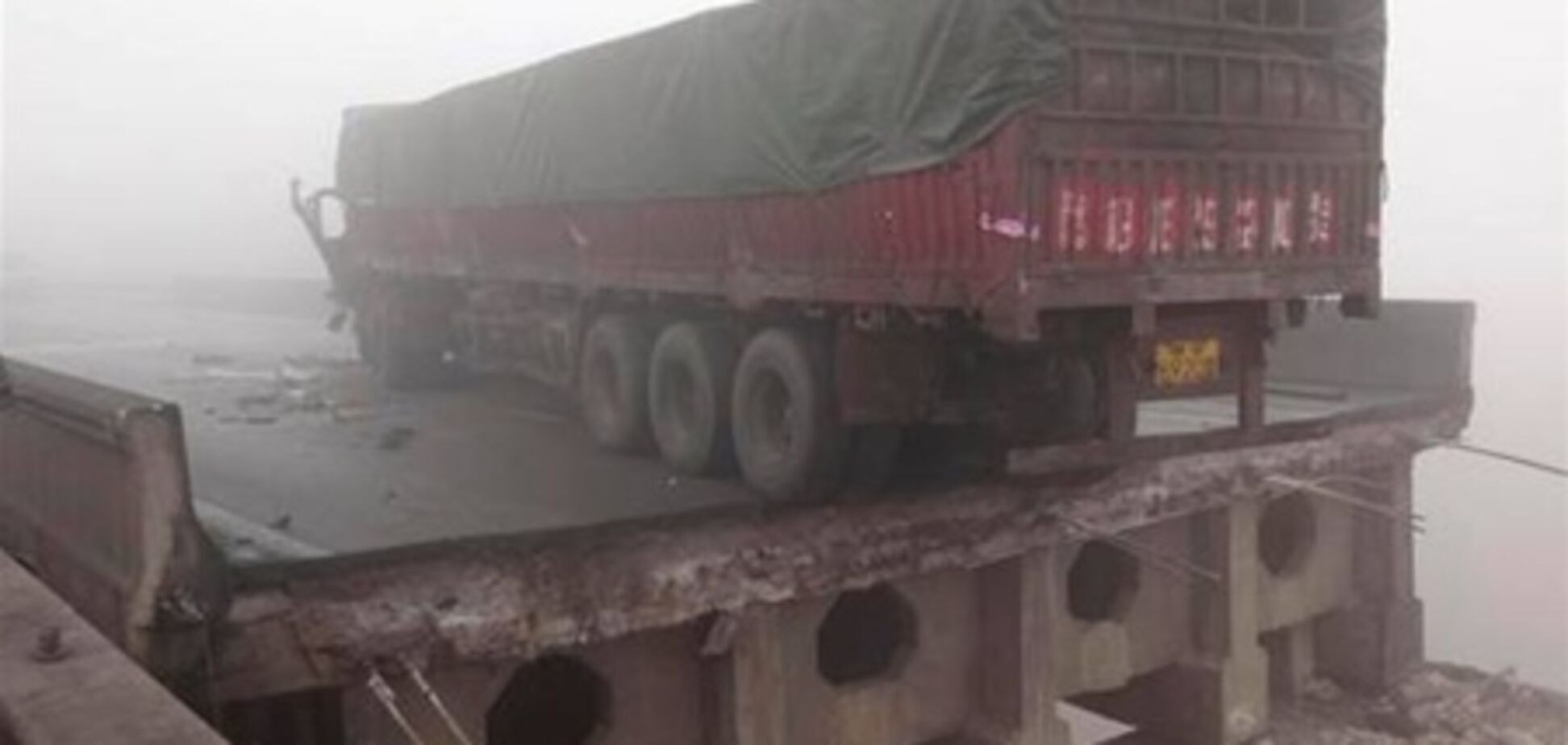 Грузовик с фейерверками обрушил скоростной мост в Китае