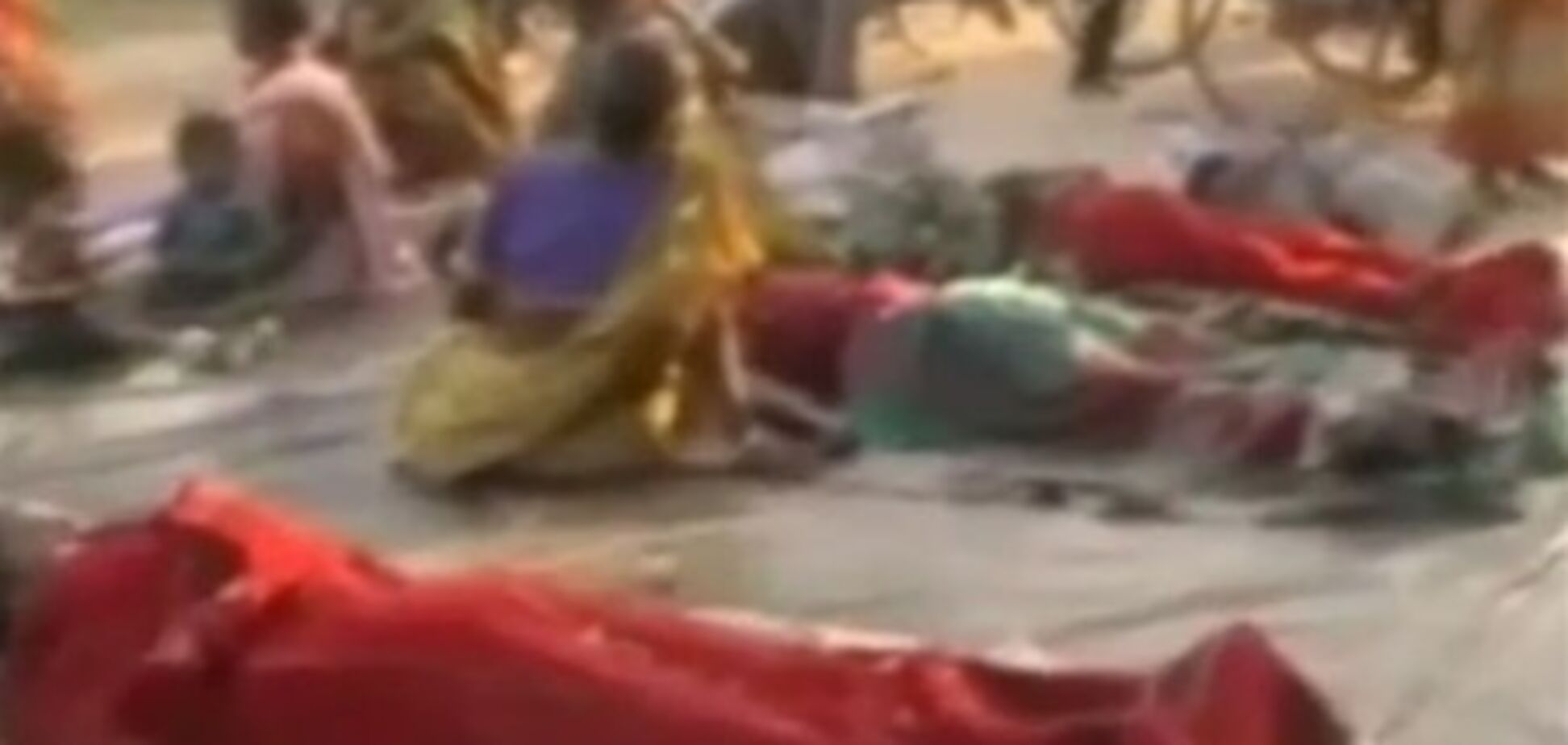 В Индии сто женщин стерилизовали и свалили на газон 