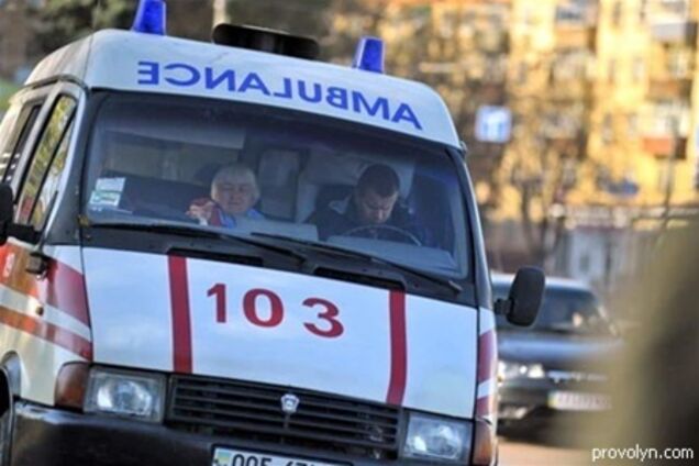 Дві людини вижили після падіння з п'ятого поверху в Маріуполі