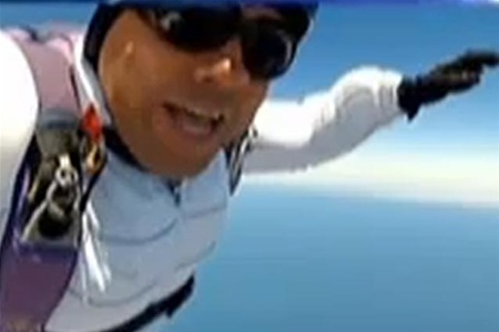 Мужчина с неисправным парашютом снял на видео свое падение. Видео