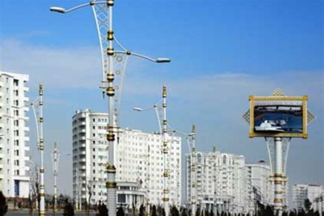 Янукович прибыл с госвизитом в Туркменистан