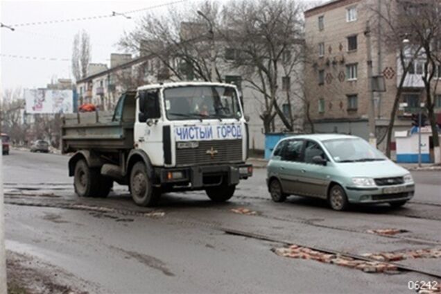 На Донбассе к приезду чиновников ямы заложили кирпичами. Фото