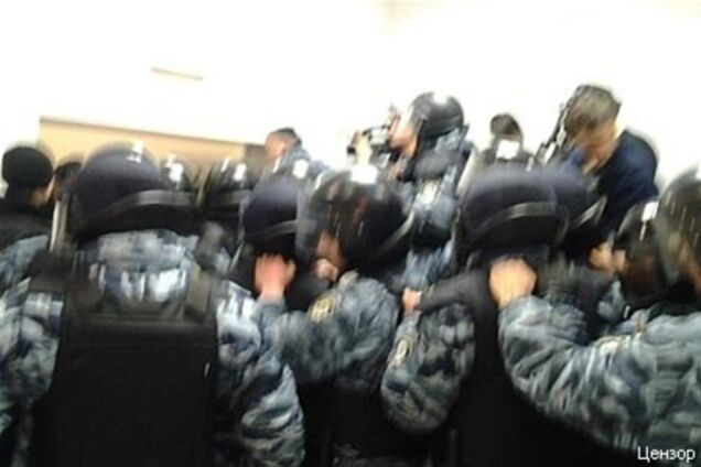 'Беркут', ломая мебель, вытолкал нардепов из Печерского суда