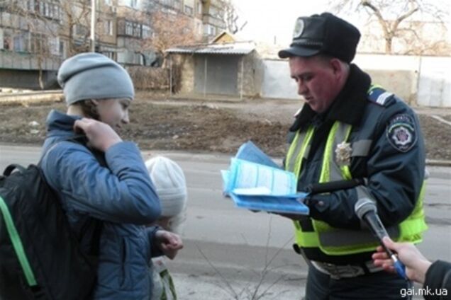Гаишники 'штрафуют' школьников замечаниями в дневниках. Фото