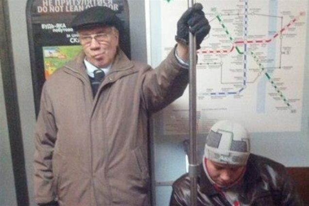 У Азарова заверили, что в метро ездит двойник премьера. Фото