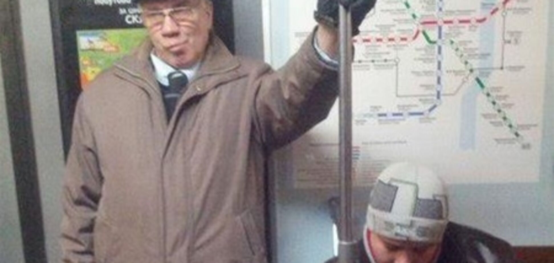 У Азарова заверили, что в метро ездит двойник премьера. Фото