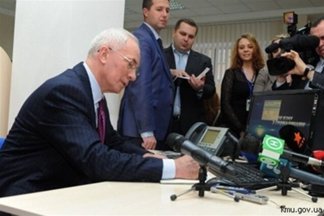 Азаров придумал, как помешать оттоку программистов из Украины