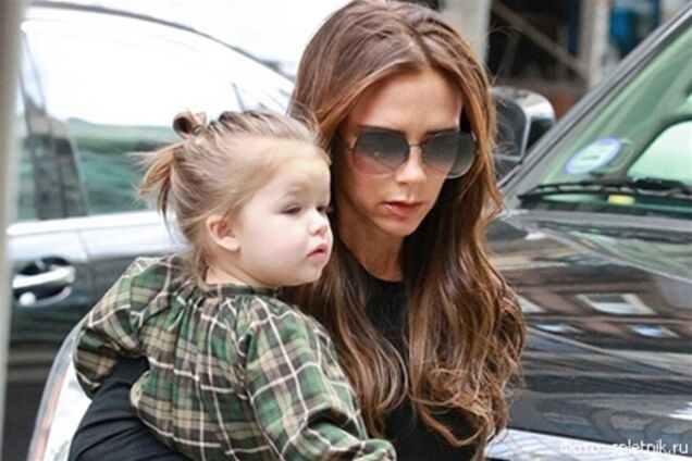 Неулыбчивая Харпер Бекхэм копирует маму. Фото