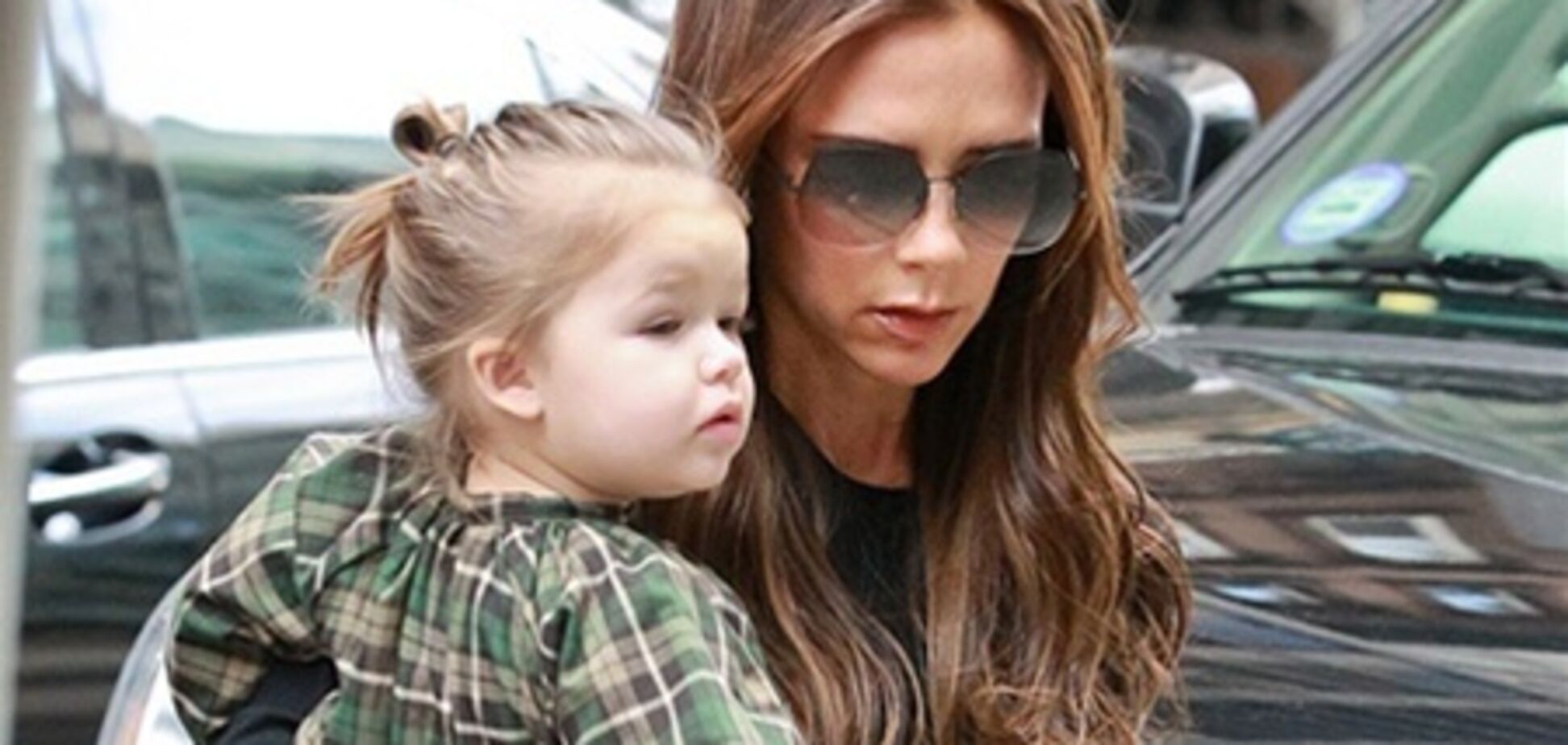 Неулыбчивая Харпер Бекхэм копирует маму. Фото