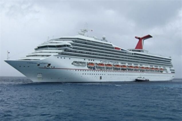 Пассажиры сломавшегося круизного лайнера 'Carnival Triumph' дерутся из-за еды