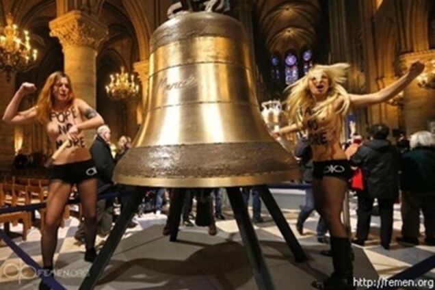 На FEMEN подают в суд за повреждение колокола парижского собора