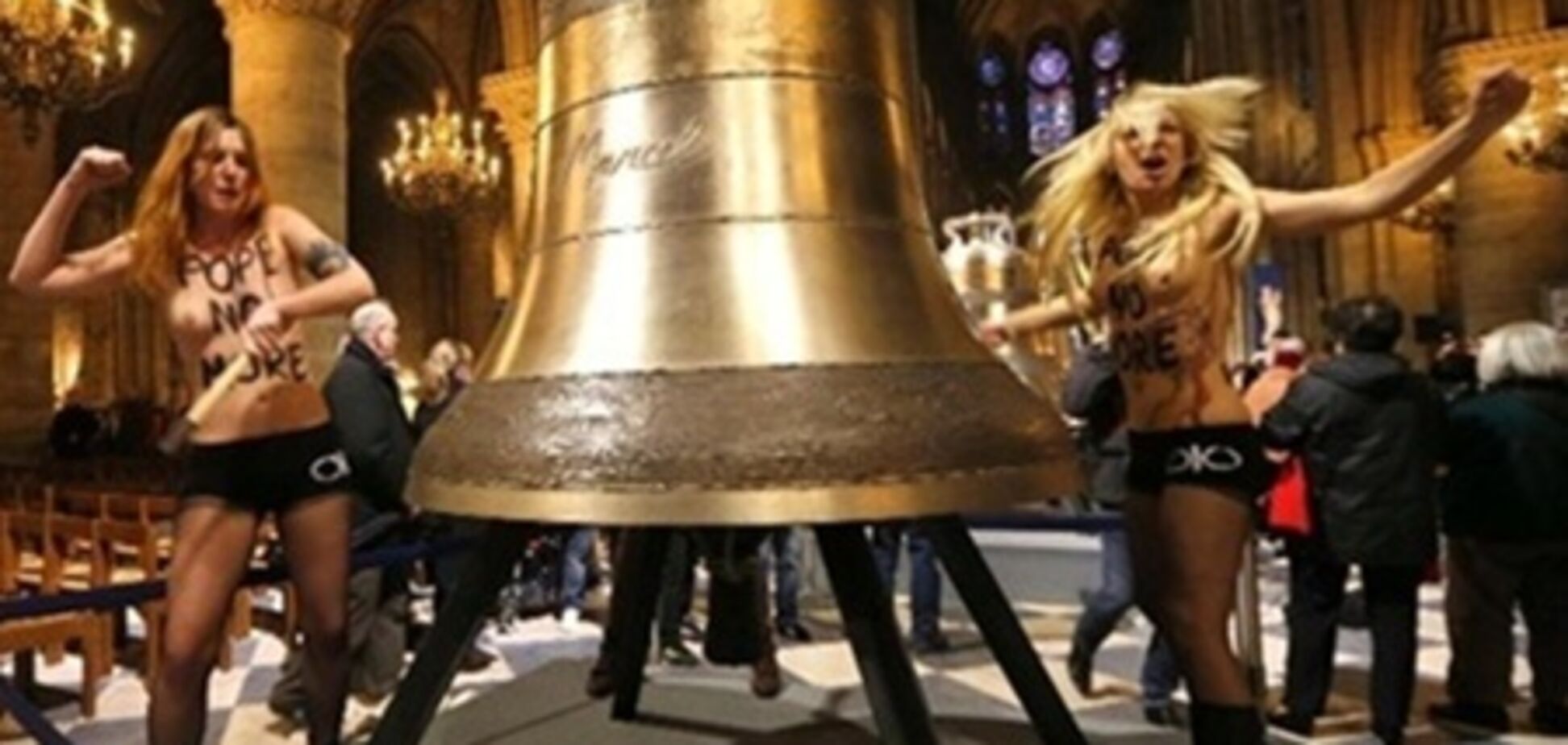 На FEMEN подают в суд за повреждение колокола парижского собора