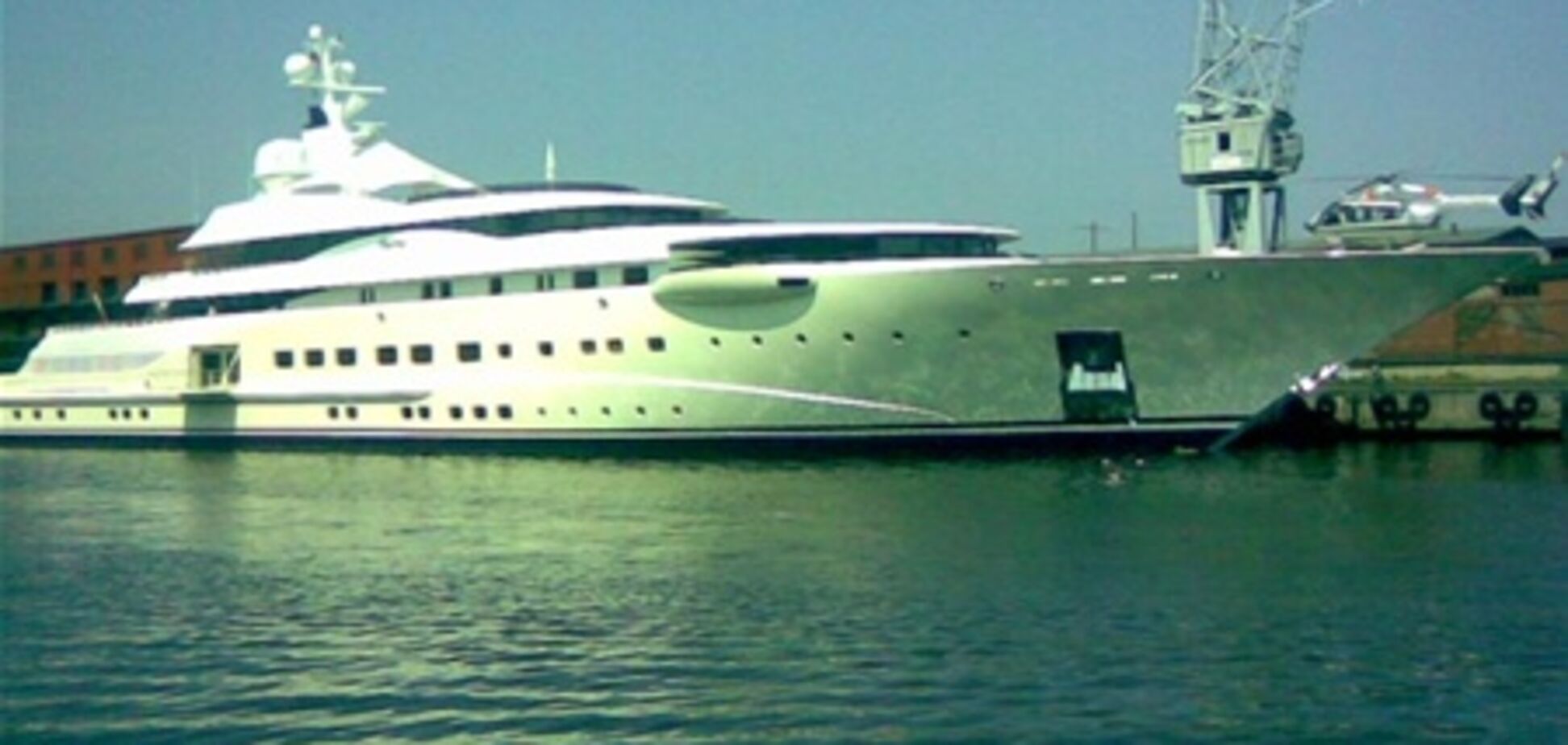 Яхта Абрамовича пришвартувалася в Нью-Йорку. Відео