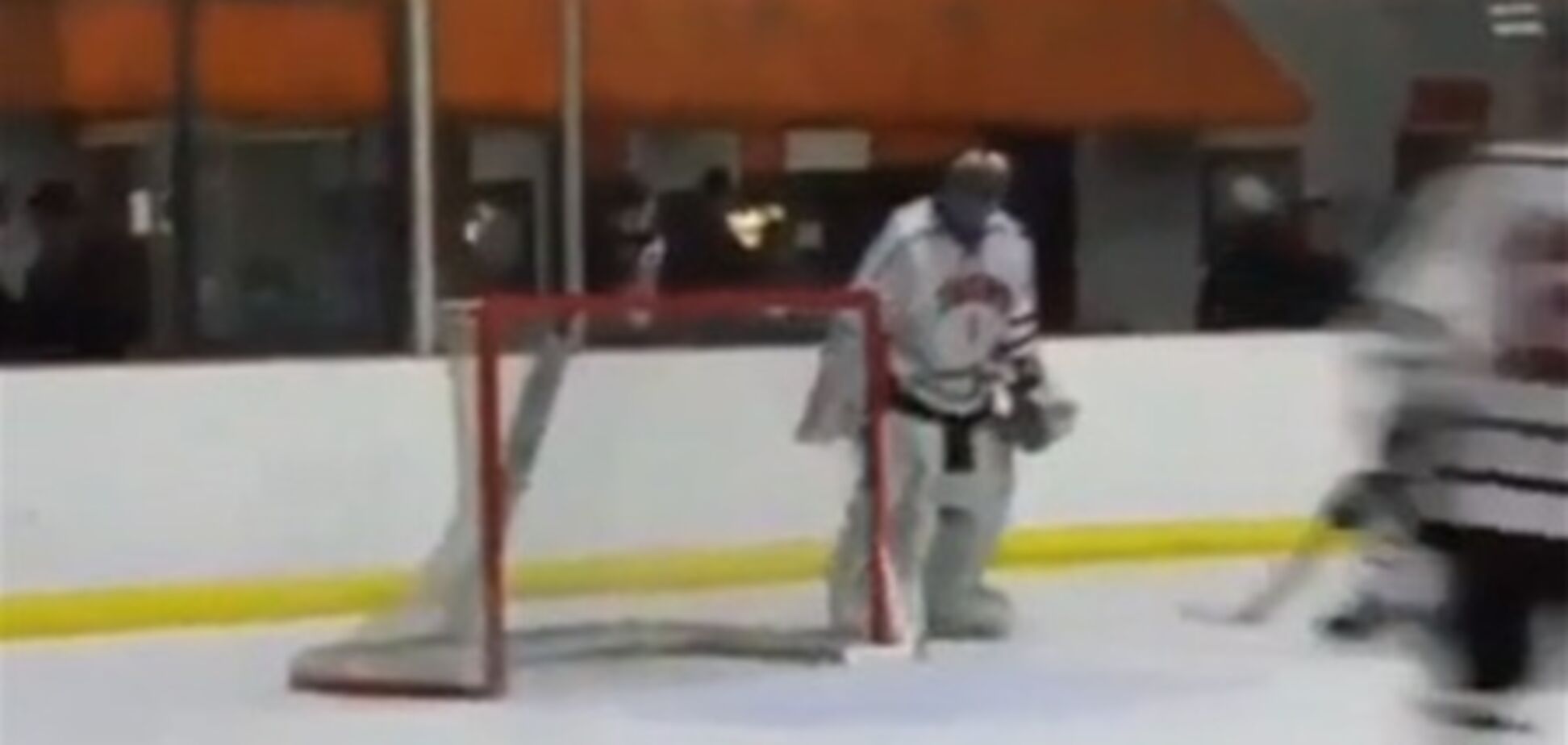 Голкипер забросил шайбу в свои ворота в знак протеста