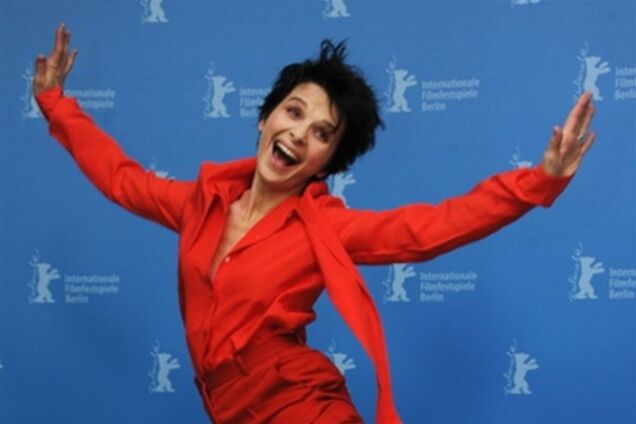 Подпрыгивающая Жюльет Бинош на Берлинском кинофестивале