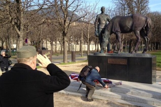 Французы возложили цветы к памятнику, оскверненному сторонниками Pussy Riot