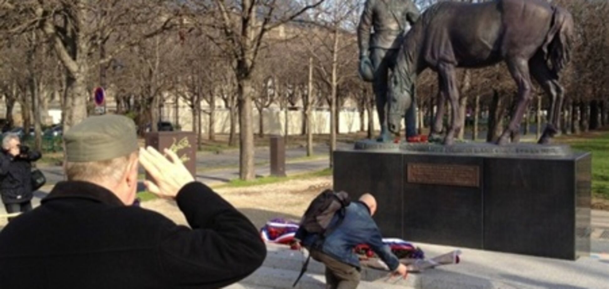 Французы возложили цветы к памятнику, оскверненному сторонниками Pussy Riot