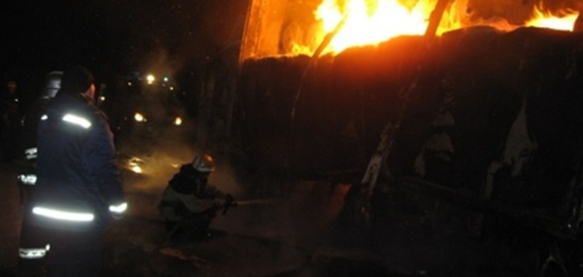 На трасі Одеса-Мелітополь згоріла вантажівка з туалетним папером