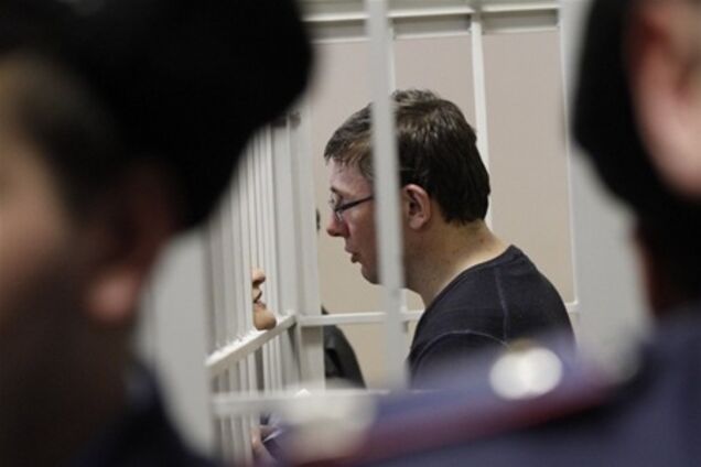 В команде Луценко возмущены, что судья постоянно ковыряет свои руки