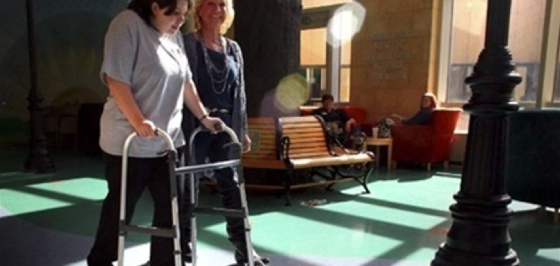 Чарли Шин подарил больной девушке особого щенка