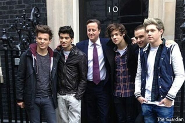 Британский премьер снялся в клипе One Direction