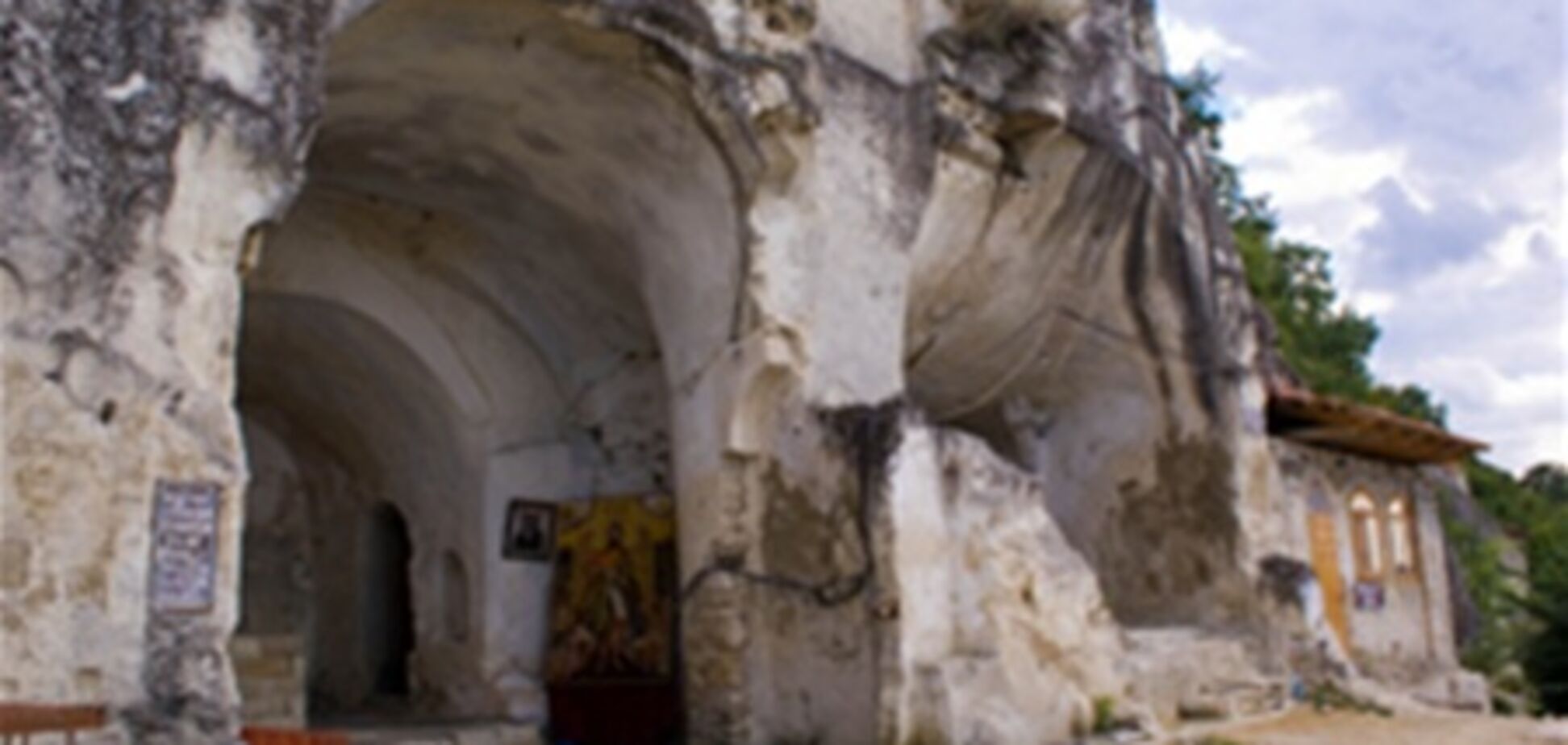 Янукович доручив Кабміну подбати про скельний монастир на Вінниччині