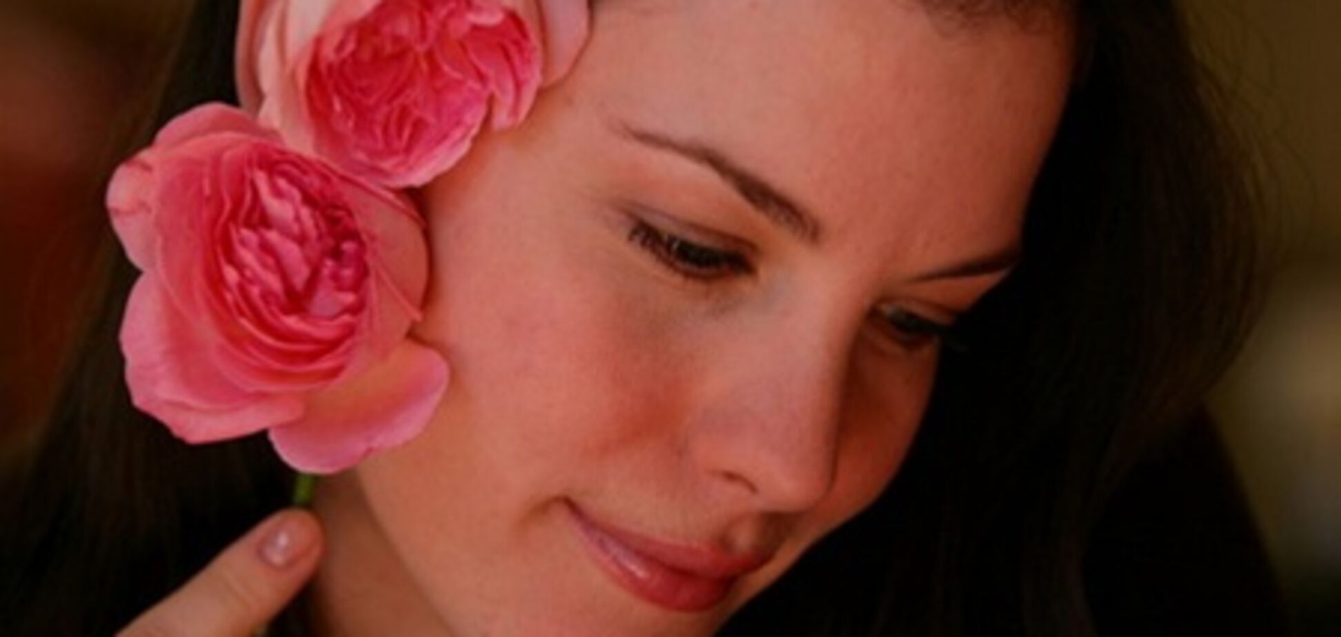 Упитанная Лив Тайлер с розовыми розами