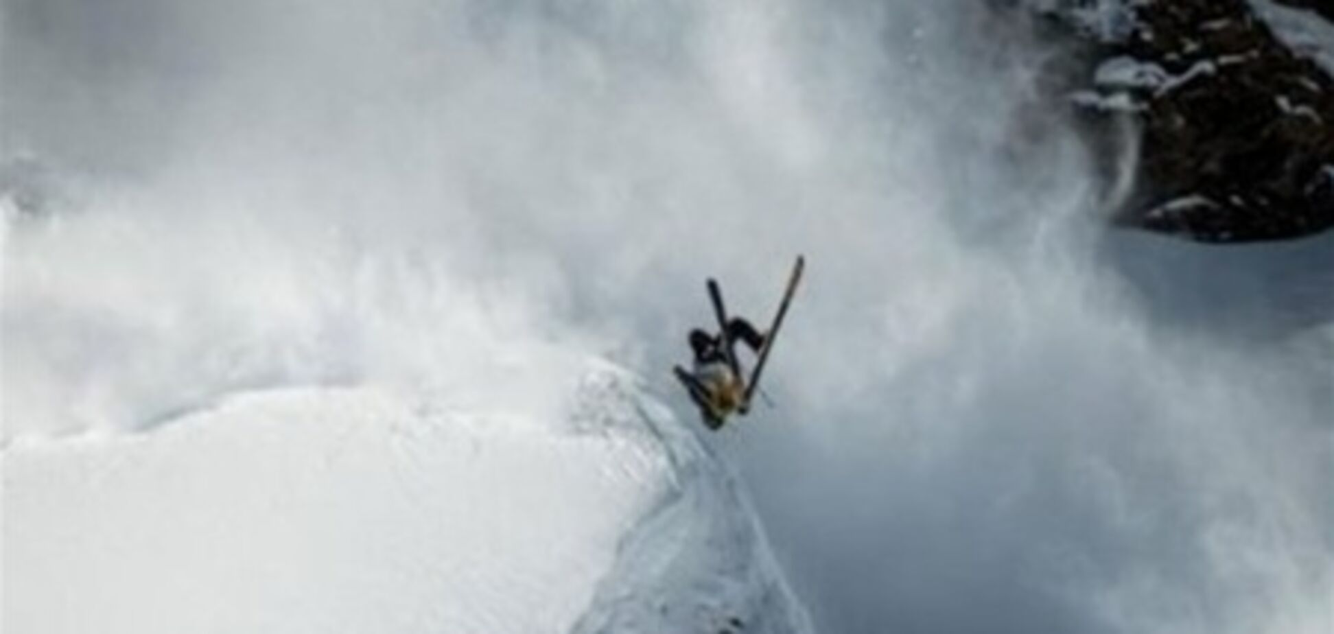 Ролик со спортсменом, спасающимся от лавины, бьет рекорды в интернете