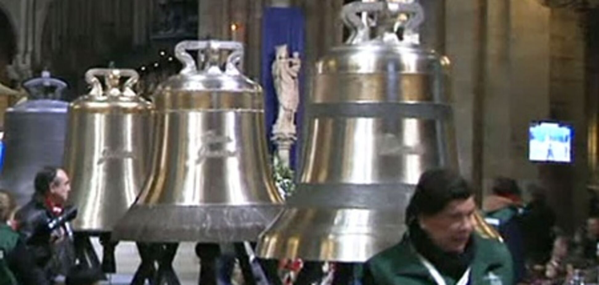 В Париже освятили новые колокола Собора Парижской Богоматери