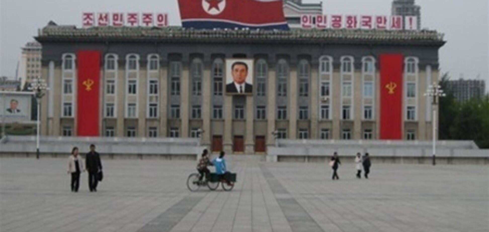 Власти КНДР наградили ядерщиков катанием на роликах
