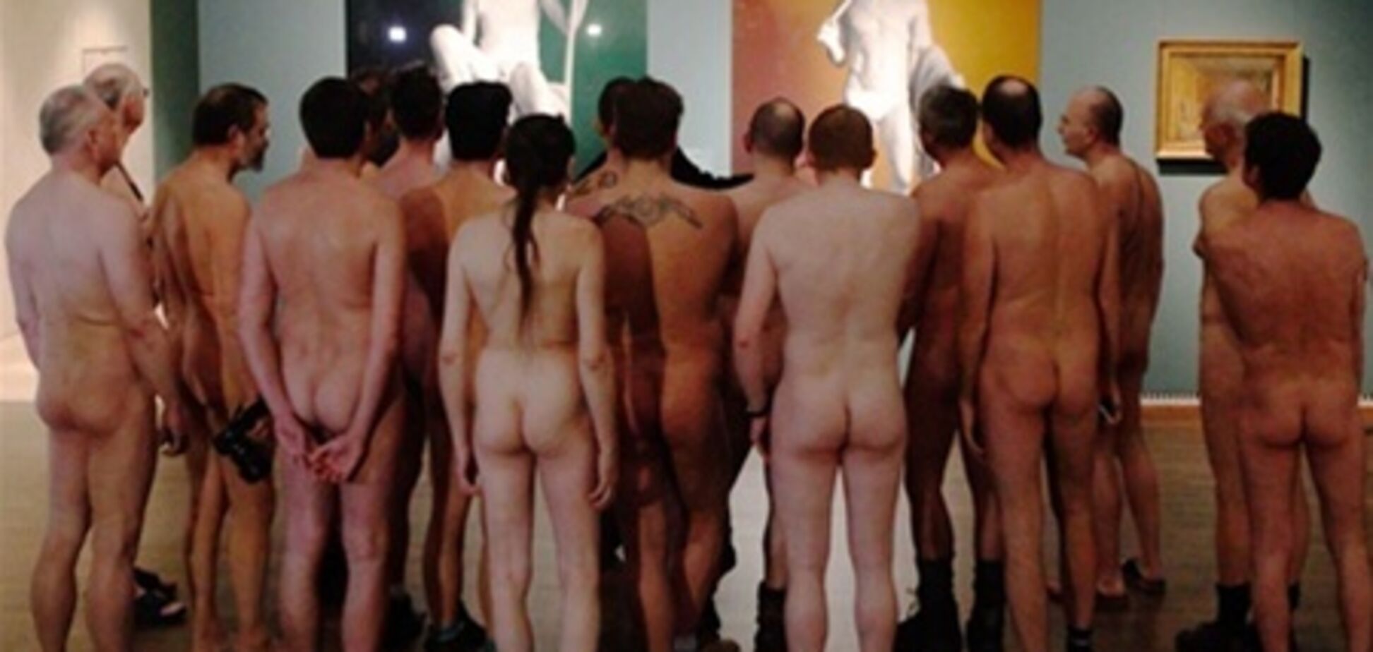 В Вене нудистов запустили в музей смотреть на голых мужчин. Фото. Видео
