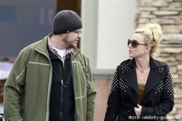 Новый бойфренд помогает Спирс с покупками. Фото