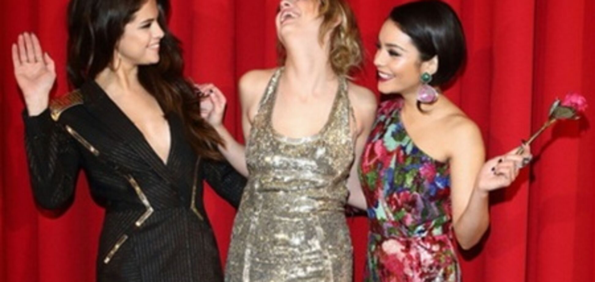 Отвязные девушки на красной дорожке