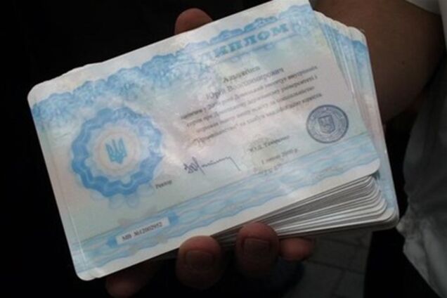 Каждый вуз должен выдавать свои дипломы - Азаров