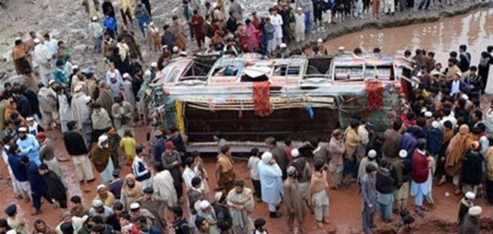 В аварии свадебного автобуса в Пакистане погибли 20 человек