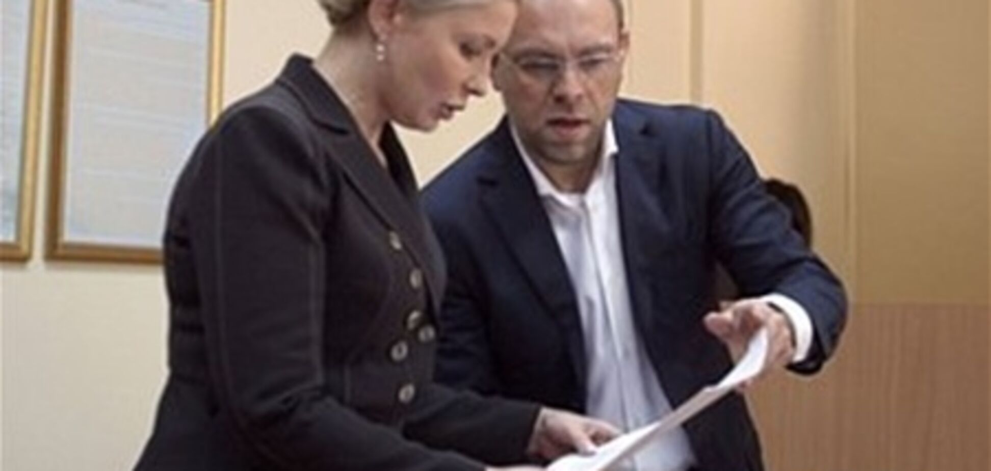 Власенко нарушает Конституцию, защищая Тимошенко в суде - нардеп ПР