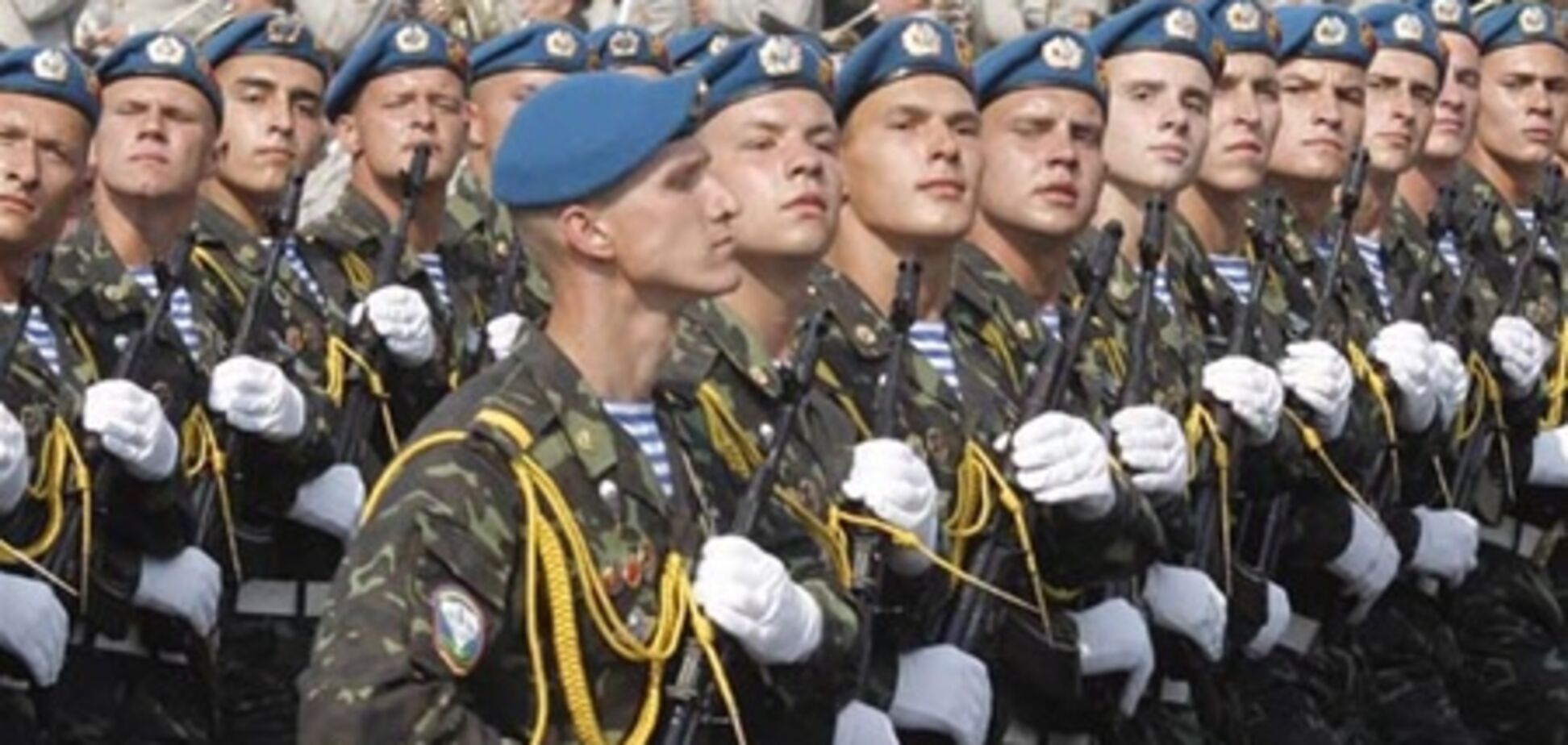 Альтернативы контрактной армии нет - Азаров