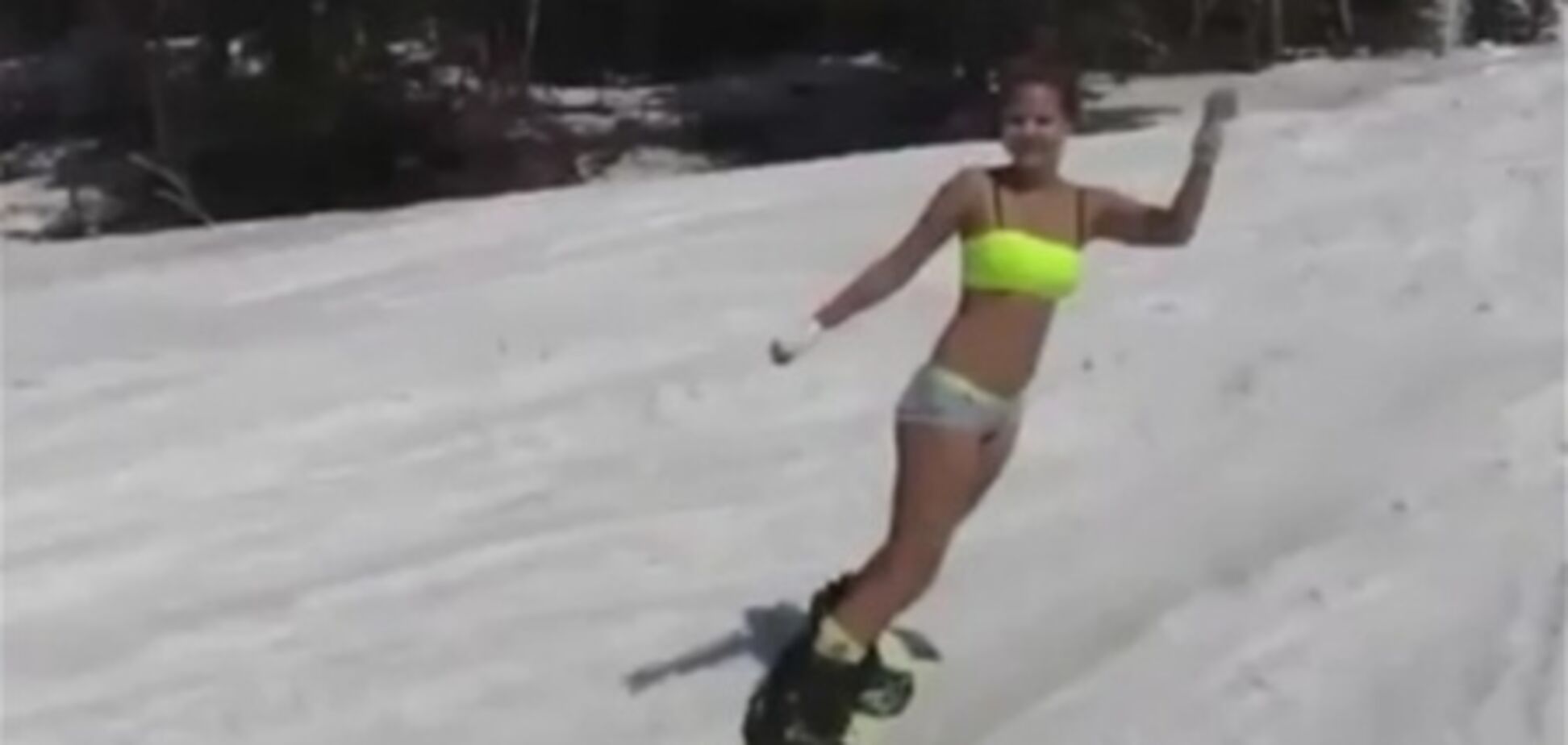 Шерегеш заманивает туристов сноубордистками в бикини