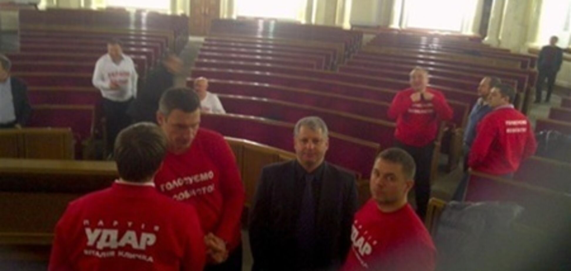 Оппозиция продолжает блокирование Рады